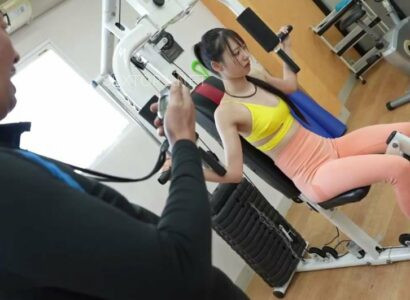 voi-chiec-dong-ho-ngung-thoi-gian-nguoi-dan-ong-dit-em-gai-o-phong-gym-da-them-bay-lau